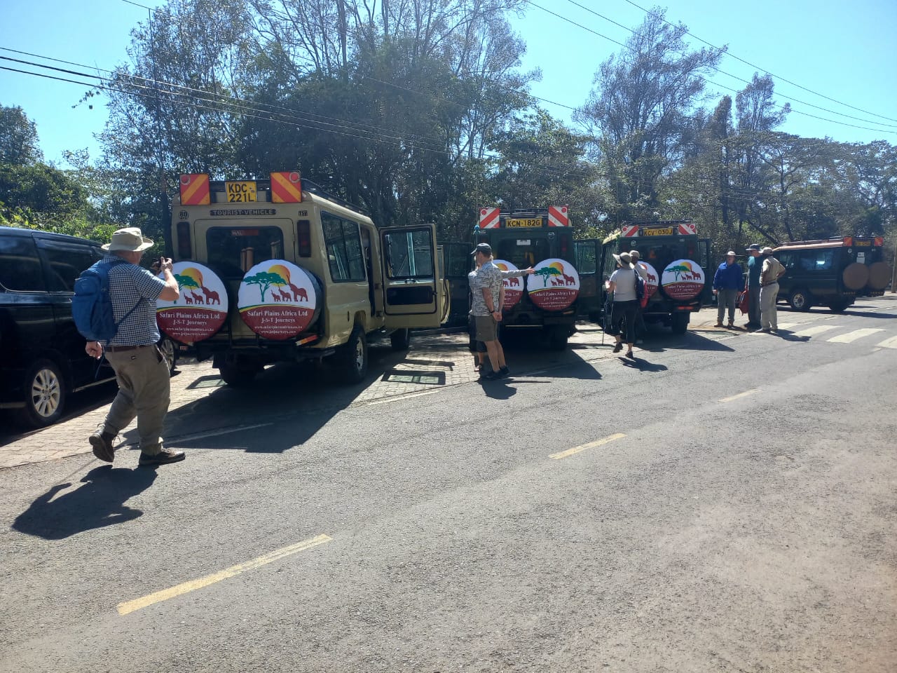 Safari Plains Africa vehicles and guests ready for departure